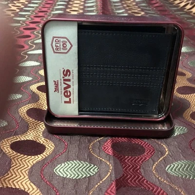 CARTERA LEVIS NEGRA PARA HOMBRE Foto 1 de 4