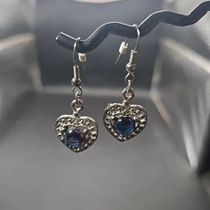 Pendientes colgantes tono plata corazón con centro arco iris 1,5" colores carnaval - Imagen 1 de 8