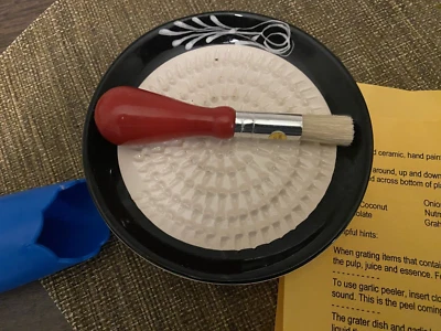 НОВАЯ керамическая терка для чеснока для гурманов блюдо керамика ручной работы США со сборной щеткой - Изображение 1 из 3