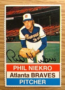 PHIL NIEKRO {D-2020} Atlanta Braves Signed 1976 Hosstess Snack Cakes Box Card