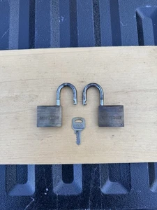 Par de candados artesanos vintage con llave funciona - Imagen 1 de 2