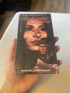 Something Wicked This Way Comes (VHS, 1996) Sealed - Foto 1 di 8