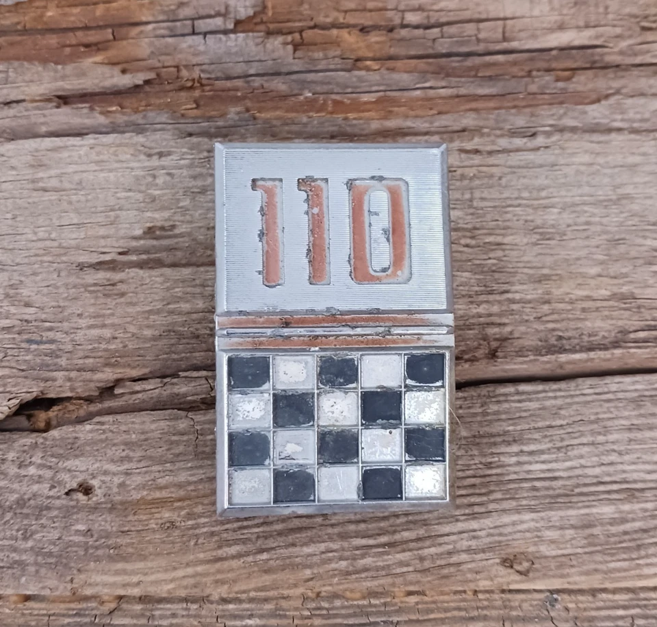 Chevrolet Corvair Monza 110 1966-1969 emblema de la tapa del motor Chevy OEM #3872034 Foto 1 de 4