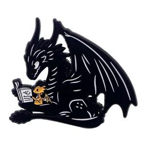Prendedor de esmalte metálico de 1,25 pulgadas de alto personaje de lectura sentado dragón desdentado - Imagen 1 de 1