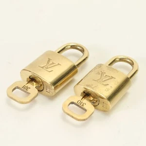 LOUIS VUITTON colore oro cadena padrock chiave ciondolo accessorio superiore - Foto 1 di 2