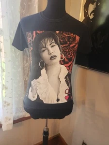 Camiseta La Reyna Selena Quintanilla Reina del Tejano Adulto Talla Pequeña - Imagen 1 de 1