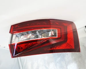 Piloto trasero derecho original ŠKODA SUPERB II / 3V9 945 208 A - Imagen 1 de 7