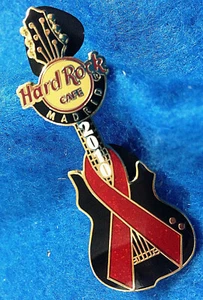 GUITARRA MADRID ESPAÑA 2010 SIDA DÍA CONCIENCIA CINTA ROJA NEGRA PIN Hard Rock Café - Imagen 1 de 1