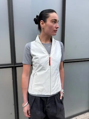 Chaleco blanco con capucha embalable ventilado deportivo Prada SS00’ Foto 1 de 4