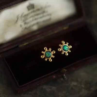 Pendientes delicados vintage de ópalo de fuego negro girasol enchapados en oro de 18 quilates con poste de garra Foto 1 de 4