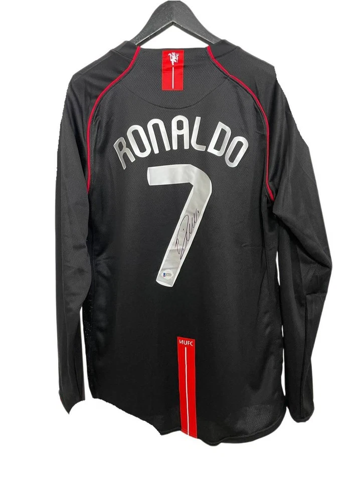 Jersey negro #7 autografiado por Cristiano Ronaldo firmado a mano certificado de autenticidad Beckett Foto 1 de 4