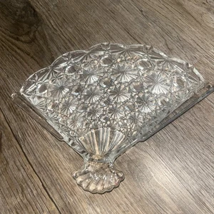 Jabón de joyería vintage AVON con forma de abanico de vidrio prensado transparente años 70 - Imagen 1 de 3