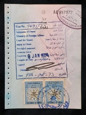 Ранние винтажные 2 налоговые марки Омана на б/у странице паспортных виз 1973 - Изображение 1 из 3