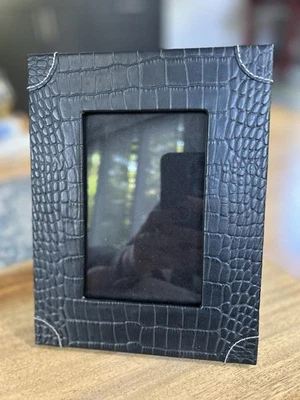 Marco de fotos de cuero de cocodrilo sintético negro Foto 1 de 2