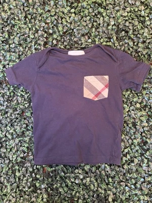 Camiseta Burberry infantil 18 meses azul marinho bolso frontal em excelente estado usado 100% autêntica  - Imagem 1 de 4
