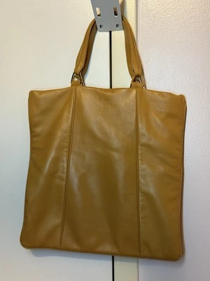 Bolso de Mano LOEWE Anagrama Piel de Becerro Botón Magnético Hecho en España Foto 1 de 4