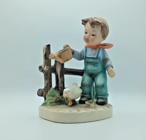 Statuina porcellana vintage #8213 "Farm Boy" firmata dipinta a mano - USATA - Foto 1 di 5