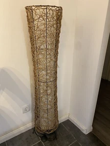 Ästhetische Stehlampe - Bild 1 von 1