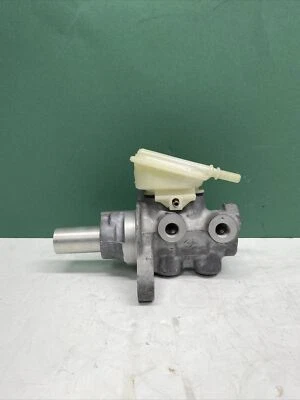 2009-2011 Ford Focus Master Cylinder Pump Reservoir OEM 9S4Z-2140-C - Image 1 of 4