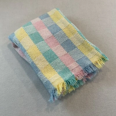 Manta bebé tejida de algodón de colección a cuadros pastel hecha en EE. UU. amarillo azul verde rosa Foto 1 de 4