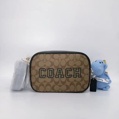 Bolso para cámara Coach CE599 Jamie en lona exclusiva con motivo universitario verde Amazon Foto 1 de 4