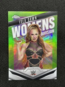 2025 Topps Chrome WWE Isla Dawn Women's Division rifrattore verde #WD-ISL #/99 - Foto 1 di 2