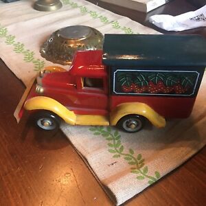 Vintage Handmade Wood Model STRAWBERRY Delivery Truck/10 X 5 X 4 INCHES