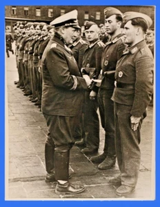 Foto Que Representa Al GENERAL F E L D Mientras Decora A Un Aviador - Picture 1 of 2