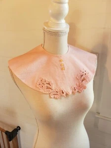Vintage rosa Pfirsich Cutwork Stickerei genäht Kragen Handarbeit Druckknopflasche (#24) - Bild 1 von 6
