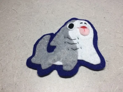 Accesorio hecho a mano pin para mochila bolso chaqueta tiburón gran fieltro blanco gris Foto 1 de 3