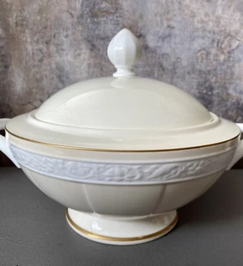 Villeroy & Boch Ivoire 8” Covered Soup Tureen with Lid Bone China Ivory Gold - Picture 1 of 11