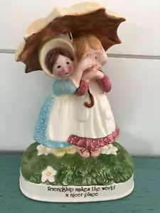 Statuina vintage Holly Hobbie ceramica amicizia ragazze con ombrello 1974 - Foto 1 di 3