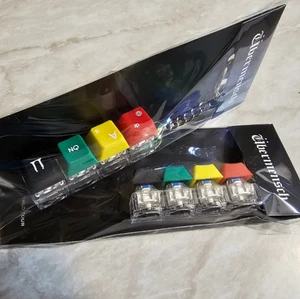 100% Authentic G-DRAGON Ubermensch Keycap Keyring - Picture 1 of 2