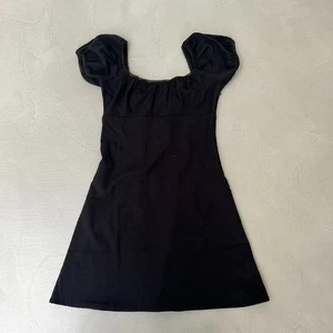 Mini Vestido Urban Outfitters Kimchi Azul Meet Me Cuello Cuadrado Manga Abullonada. Negro. - Imagen 1 de 6