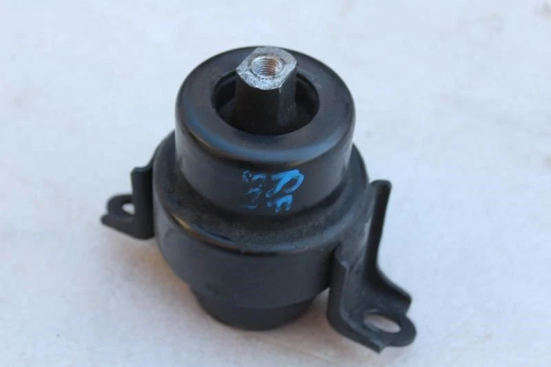 1996 1997 1998 LEXUS ES300 RIGHT FRONT MOTOR ENGINE MOUNT - Image 1 of 4