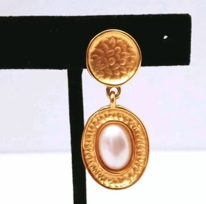 Single Givenchy Faux Pearl Textured Goldtone Dangle Clip Earring Big Bold *ONE* - Picture 1 of 6