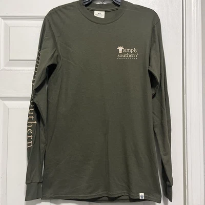 Camiseta Manga Larga Simply Southern Verde Oliva Talla Pequeña Marrón Vaca en la Espalda Foto 1 de 4