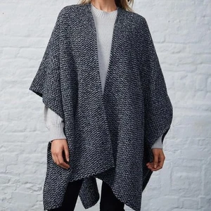 ANN TAYLOR LOFT Outlet Women's Oversized Black & White Herringbone Woven Cape - Picture 1 of 6
