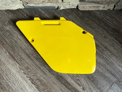 Panel lateral izquierdo (lado embrague) UFO SU02959101 1996-2000 Suzuki RM125 y RM250 * Foto 1 de 4