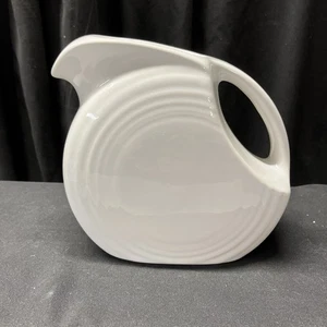 Jarra de disco pequeña Fiesta Ware blanca 28 onzas - Imagen 1 de 10