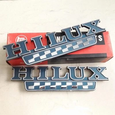 TOYOTA HILUX RN20 RN25 Pickup emblema insignia guardabarros delantero lado piezas originales nuevo de stock Foto 1 de 4