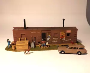 Revell HO scale built - Engine Crew Shanty w/ 1960s auto - Picture 1 of 2