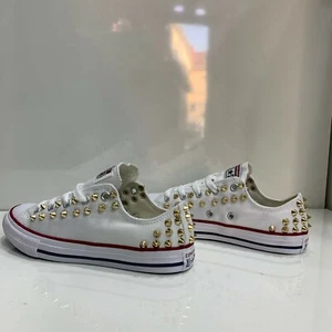 Converse All Star Bianche basse personalizzate con borchie oro a punta - Foto 1 di 3