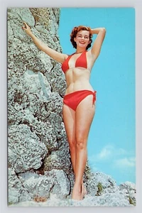 Bikini rojo Bathing Beauty posing orilla rocosa - foto de Bunny Yeager - postal - Imagen 1 de 2