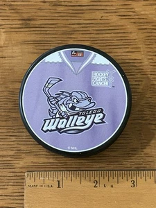 HOCKEY KÄMPFT KREBS Toledo Zander (ECHL) Souvenir Hockey Puck - Inglasco - Bild 1 von 12