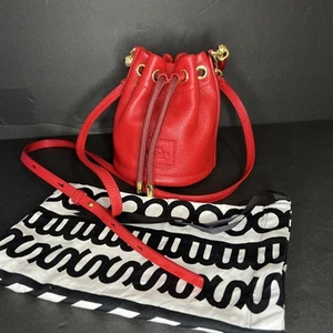 Bolso Bandolera Marc Jacobs The Mini Bucket Cuero Rojo Verdadero $325 - Imagen 1 de 11