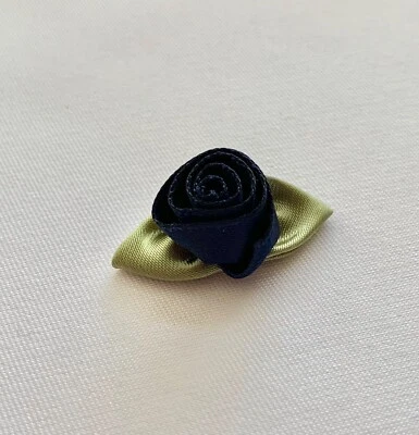 Cinta de Satén Rosas Flores Rosebud Apliques Pequeños Colores Surtidos 36 144 piezas Foto 1 de 3