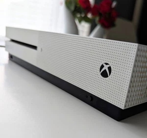 Microsoft Xbox One S 500GB White + Game + Controller PAL UK Seller - Picture 1 of 7
