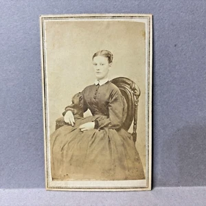 Foto de gabinete pequeño encontrado vintage CDV Applegate's Philadelphia PA mujer sentada - Imagen 1 de 2