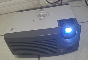 Proyector DLP ViewSonic PJ556D VS11664, plateado, horas de lámpara 66 horas - Imagen 1 de 8